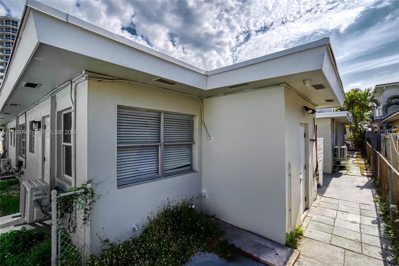 318 Walnut St , Hollywood, FL 33019 Photo