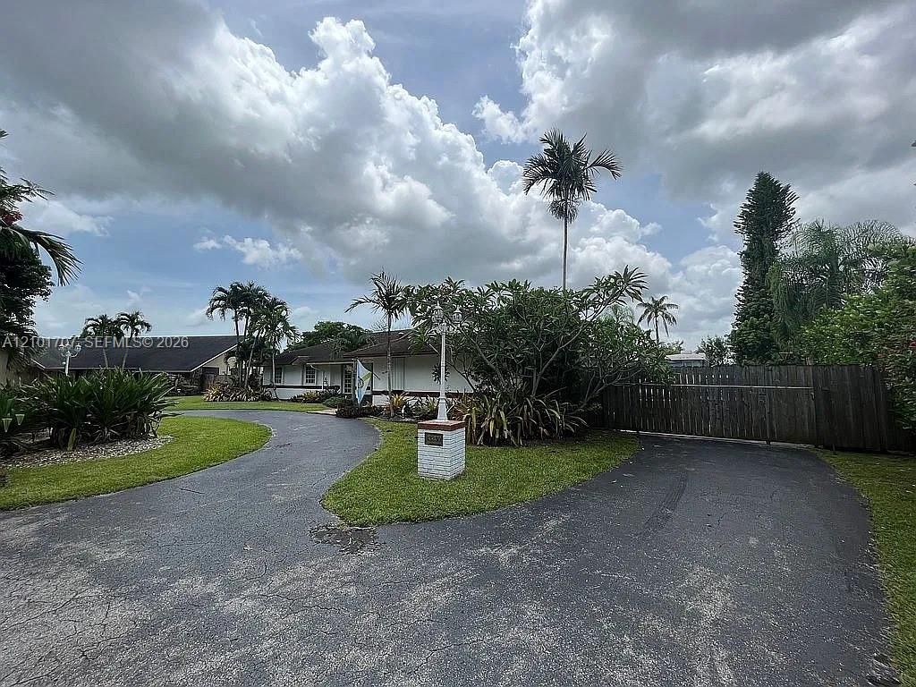 13250 N Calusa Club Dr , Miami, FL 33186 Photo