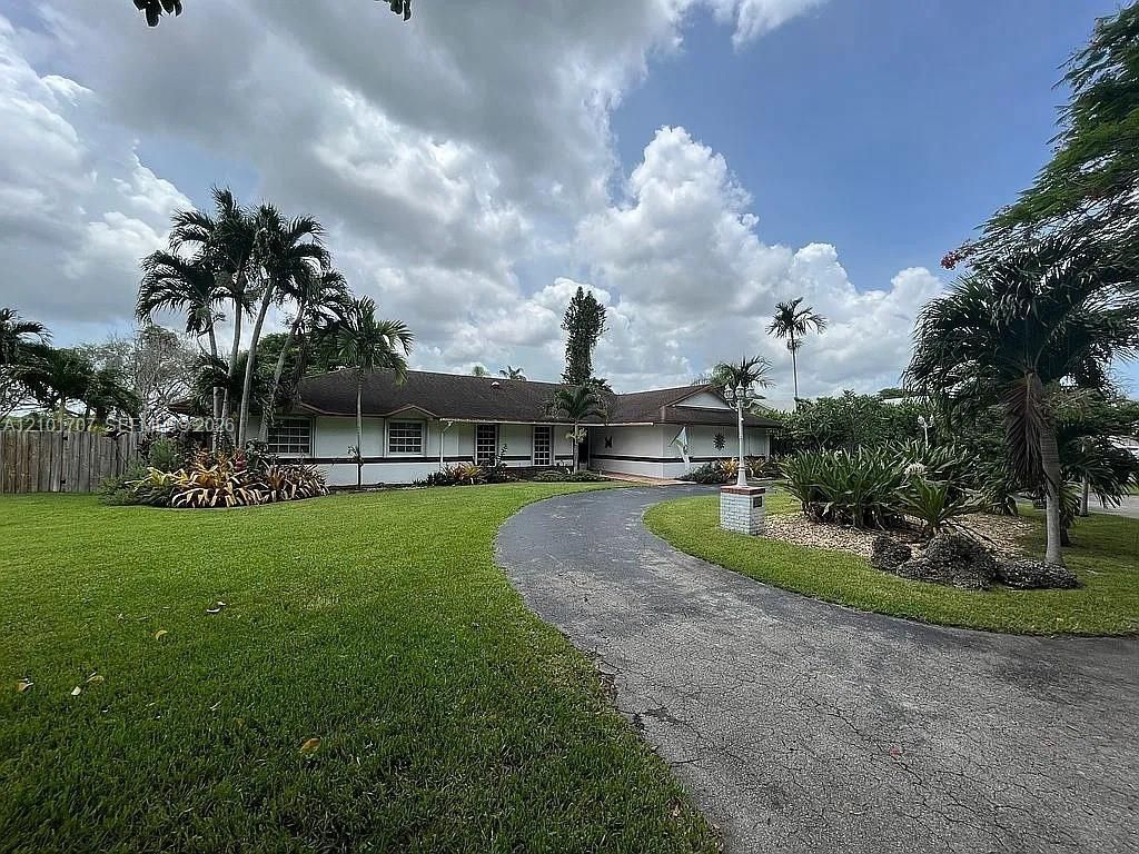 13250 N Calusa Club Dr , Miami, FL 33186 Photo