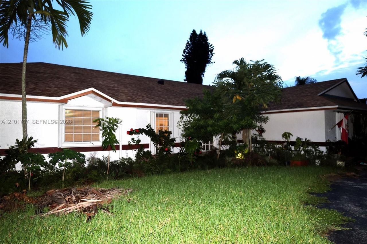 13250 N Calusa Club Dr , Miami, FL 33186 Photo