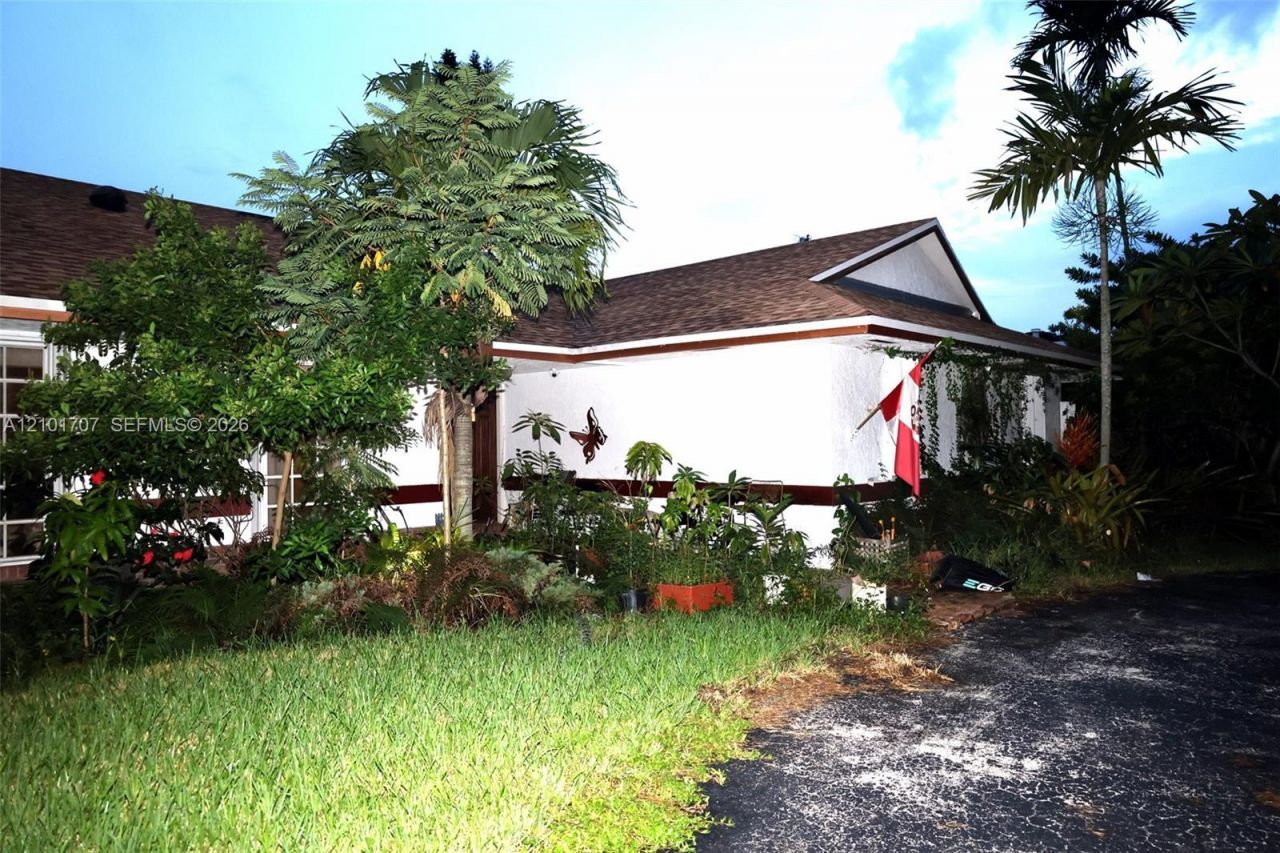 13250 N Calusa Club Dr , Miami, FL 33186 Photo