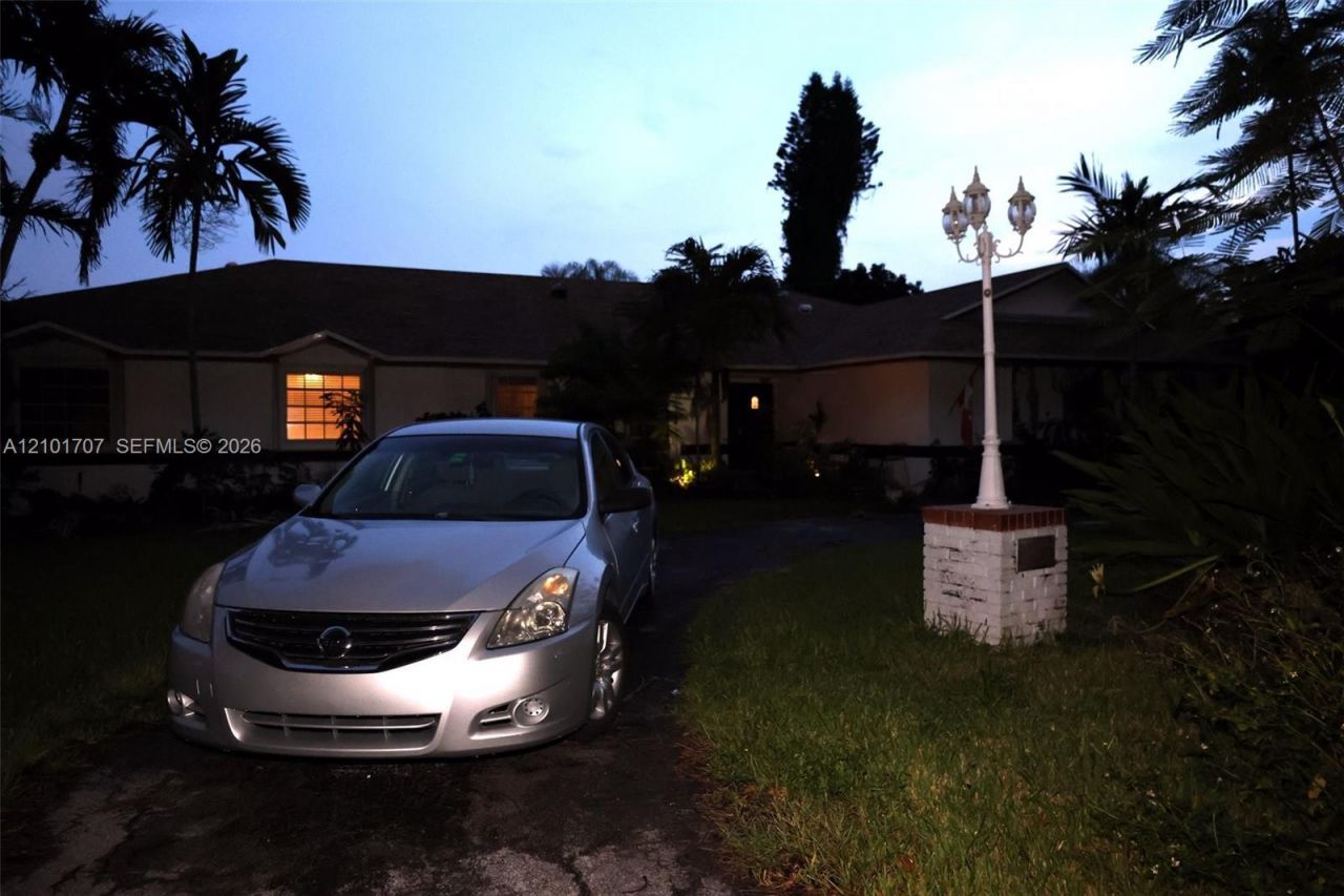 13250 N Calusa Club Dr , Miami, FL 33186 Photo