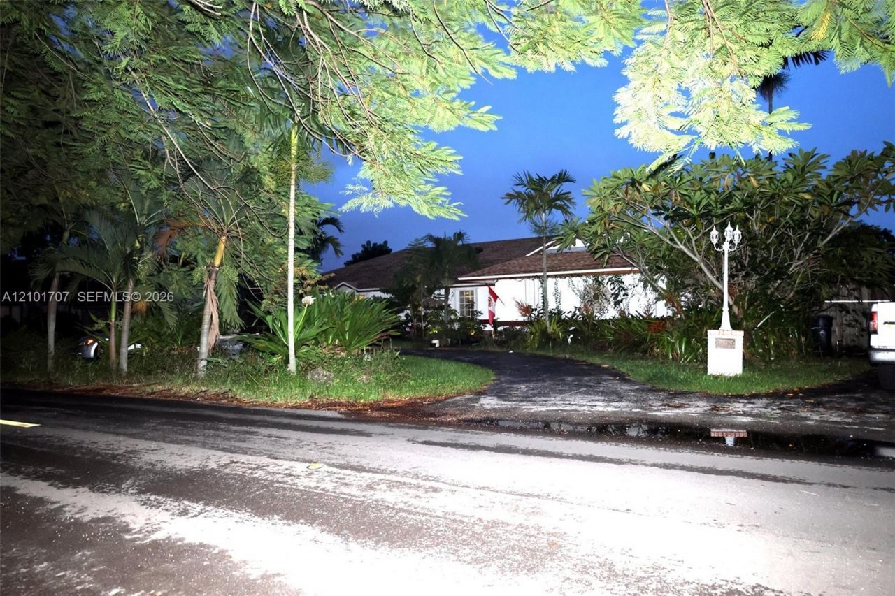 13250 N Calusa Club Dr , Miami, FL 33186 Photo