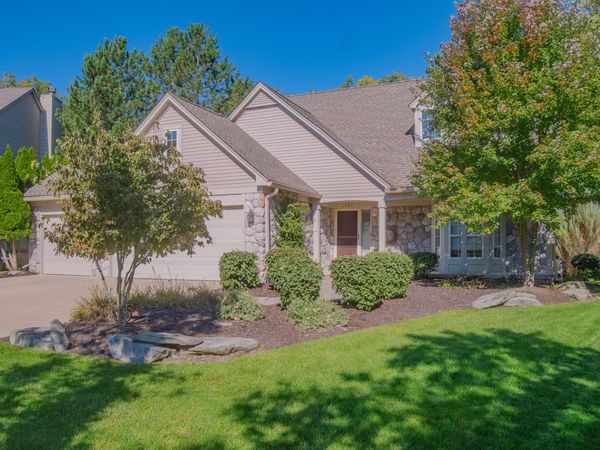 1083 Chestnut Lane, South Lyon, MI 48178