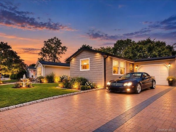 10 Greenwood Boulevard, Manorville, NY 11949