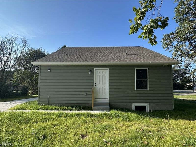 16 E Haywood Avenue, Struthers, OH 44471 Photo 2