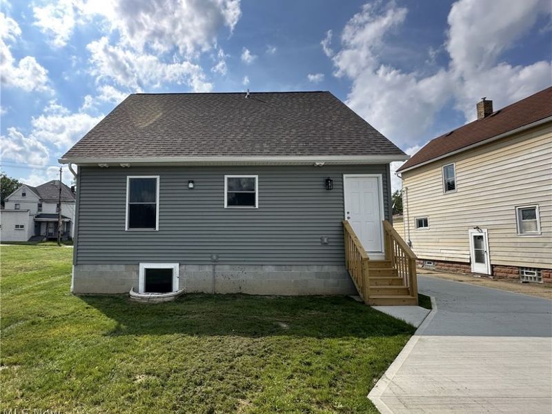 90 Center Street, Struthers, OH 44471 Photo 2