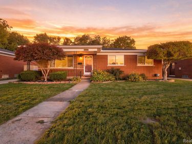28359 Los Olas Drive, Warren, Mi 48093