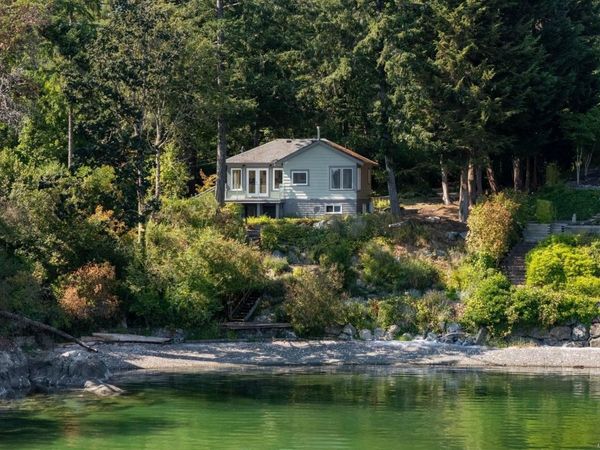 389 Moses Point Rd , North Saanich, BC V8L 5L9