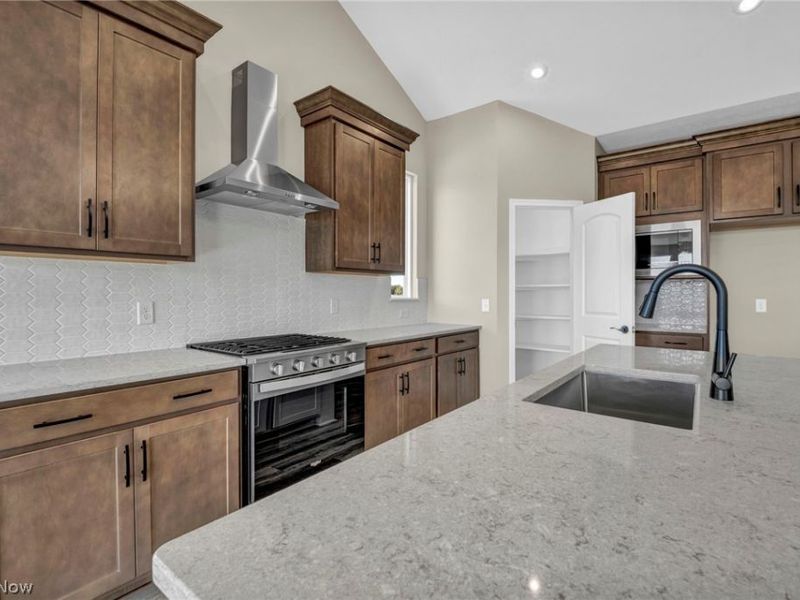824 Colesbourne Circle, Green, OH 44685 Photo 10
