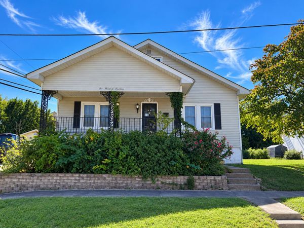 117 W Logan Street , Harrisburg, IL 62946