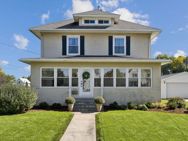 324 6th Avenue , De Witt, IA 52742