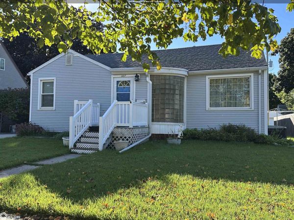 327 Lincoln Avenue, Iowa Falls, IA 50126