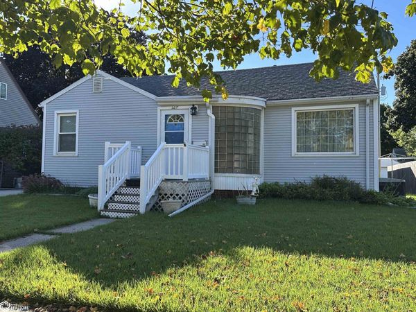 327 Lincoln Avenue, Iowa Falls, IA 50126