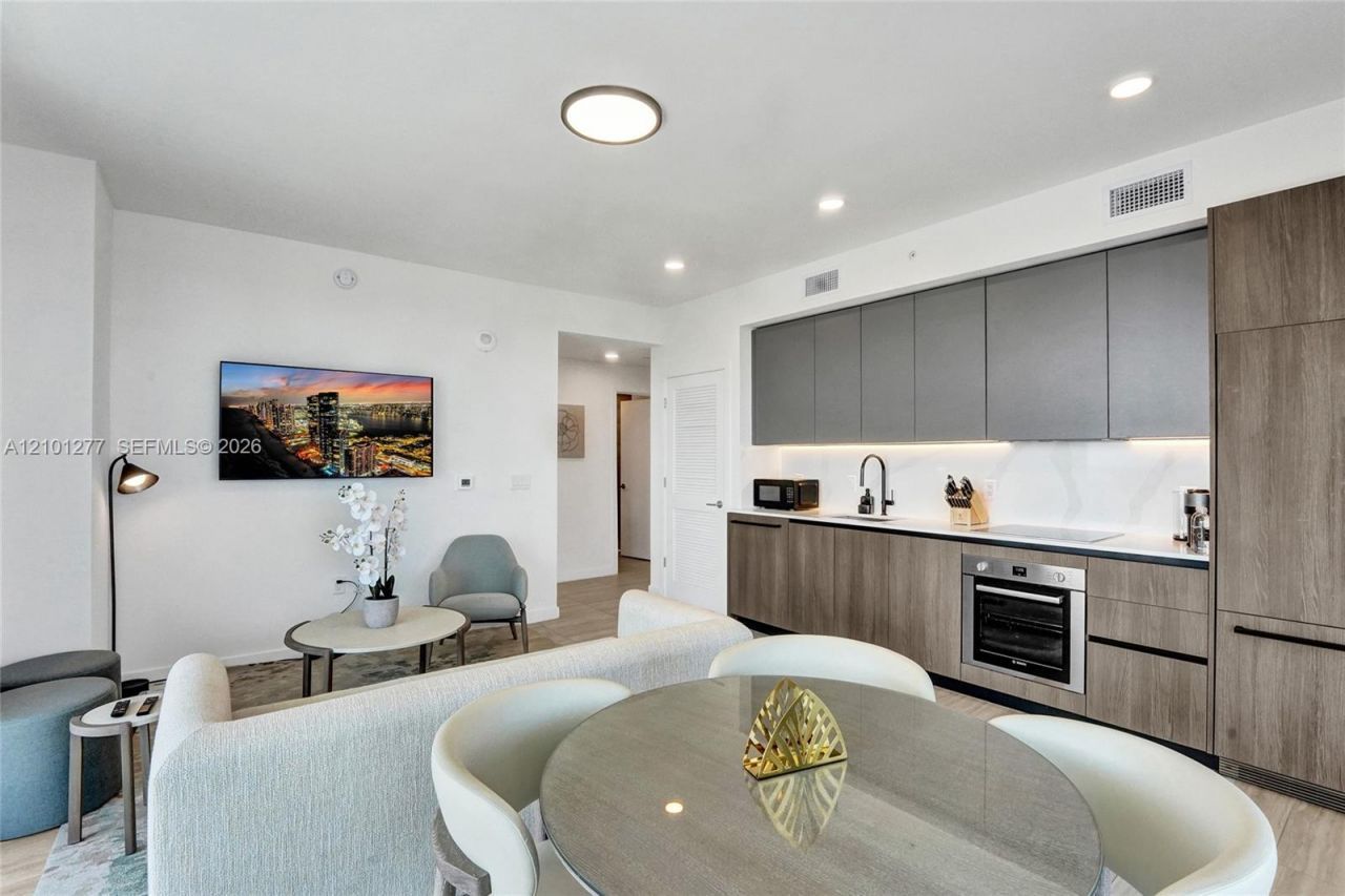580 72nd St , Unit 1110, Miami Beach, FL 33141 Photo
