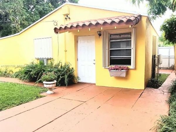 2770 NW 6th St , Miami, FL 33125