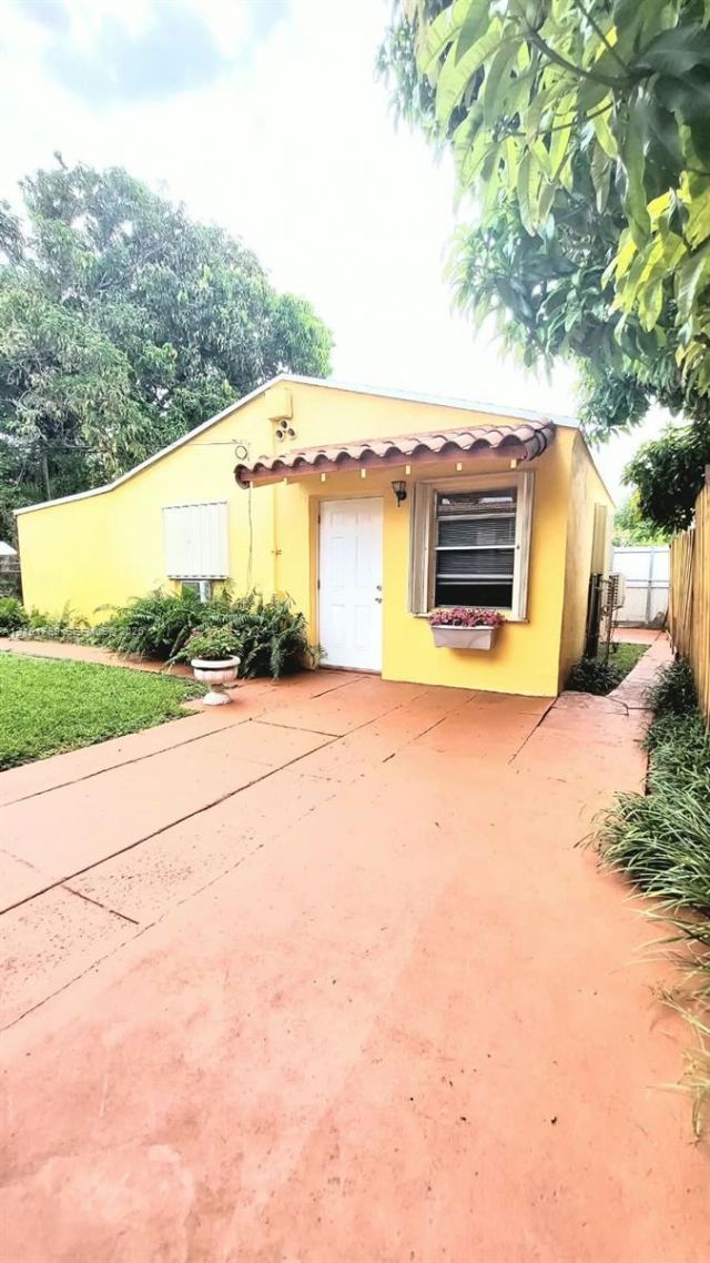 2770 NW 6th St , Miami, FL 33125 Photo