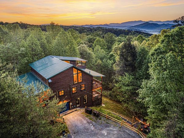 2010 Bluff Mountain Rd , Sevierville, TN 37876