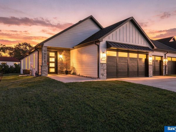 9118 Hillcrest Trail, Lincoln, NE 68520