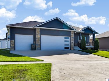 10621 Shore Front Drive, Lincoln, NE 68527