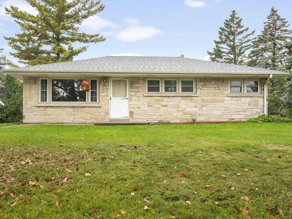 725 S Bobolink DRIVE, Brookfield, WI 53005