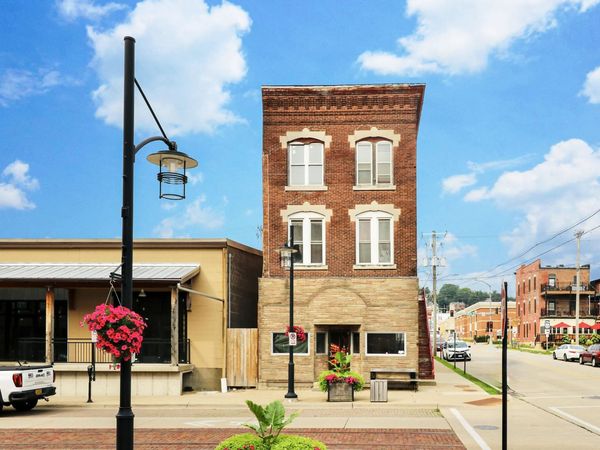 1097 Jackson Street, Dubuque, IA 52001