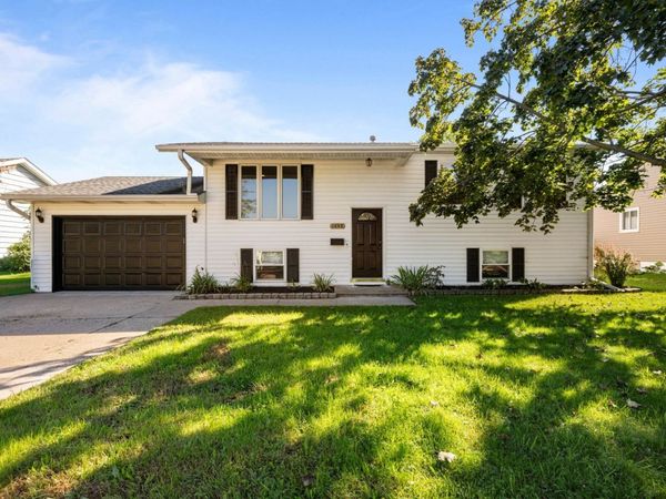1448 17th Avenue , Camanche, IA 52730