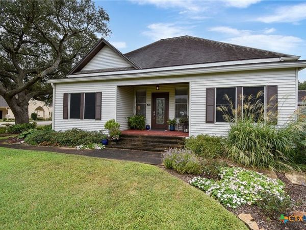 401 Fahrenthold Street , El Campo, TX 77437