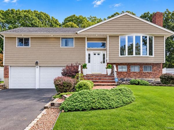 31 Sterling Lane, Smithtown, NY 11787