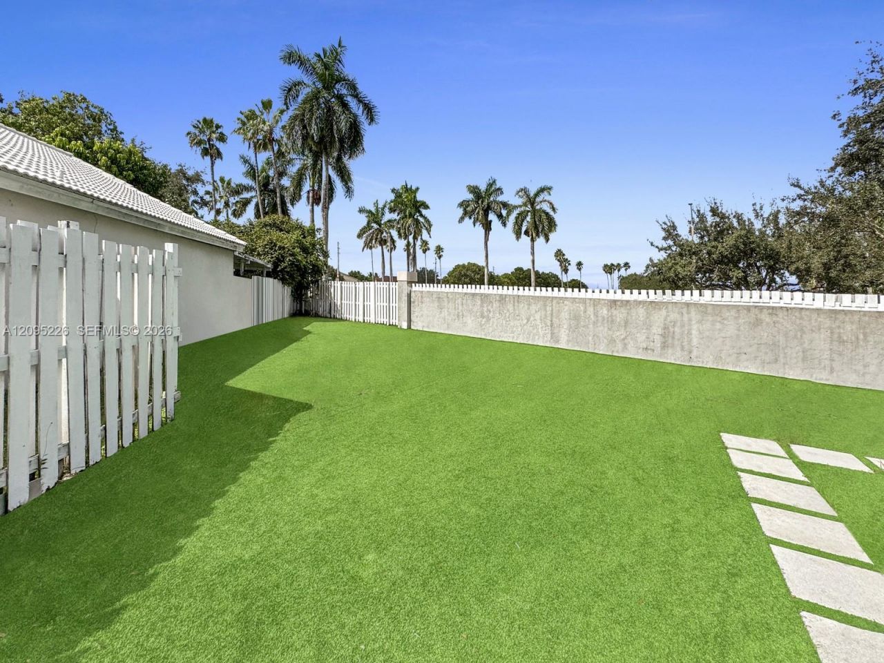 1015 NW 125th Ter , Sunrise, FL 33323 Photo