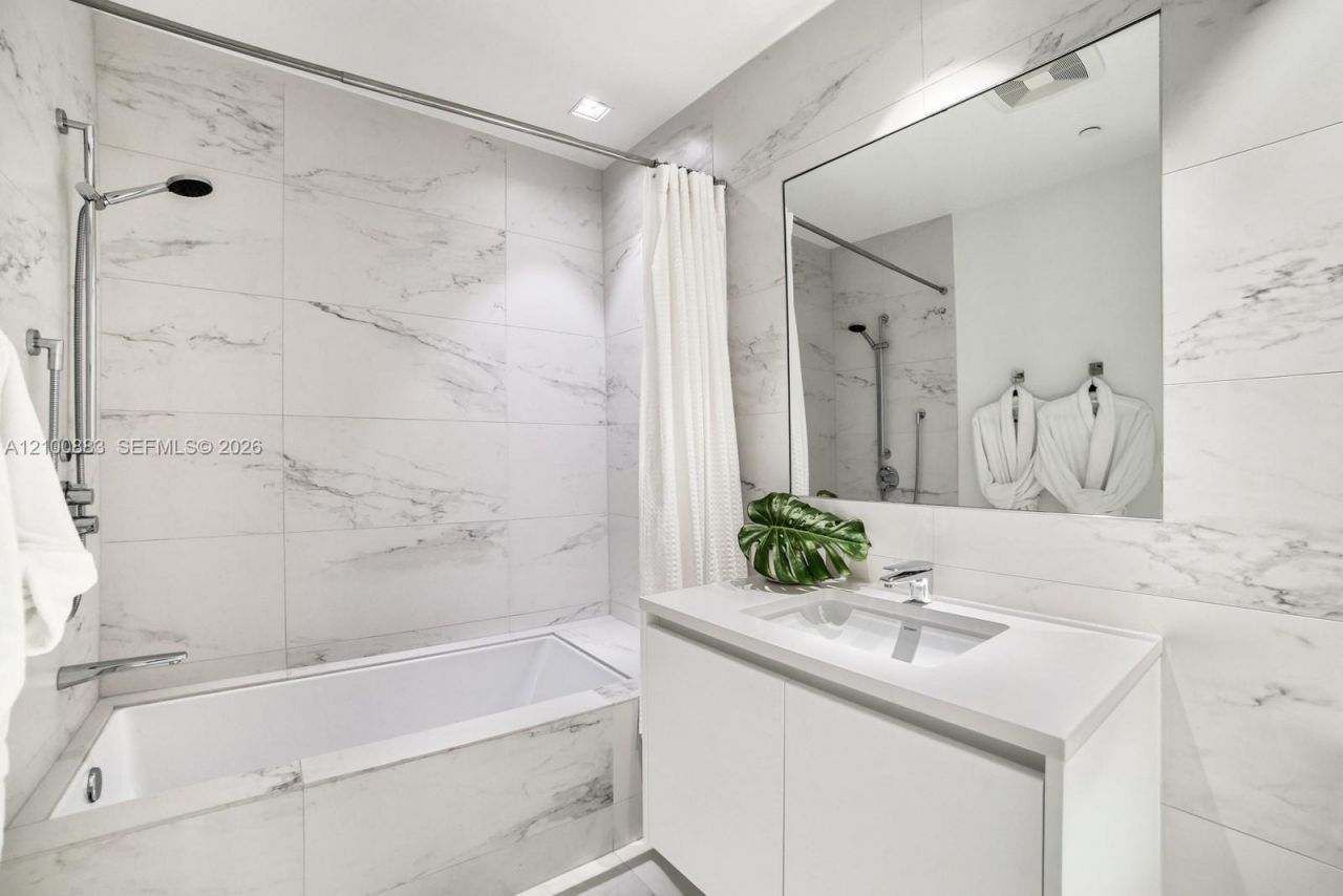 1000 Biscayne Blvd , Unit 3302, Miami, FL 33132 Photo