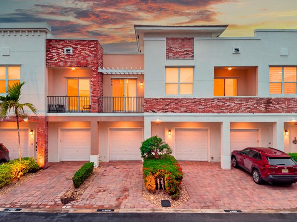 10560 SW Stephanie Way, Port St. Lucie, FL 34987