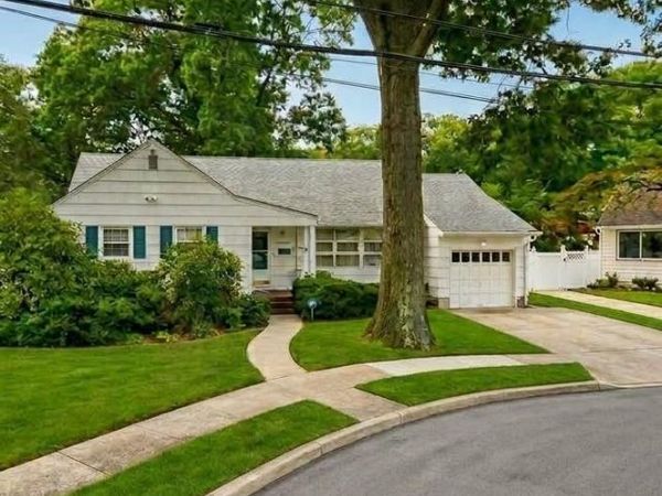 75 Royal Drive , Freeport, NY 11520