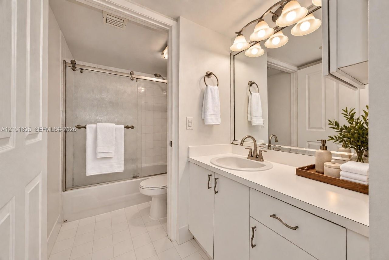 2351 Douglas Rd, Unit PH1310, Miami, FL 33145 Photo