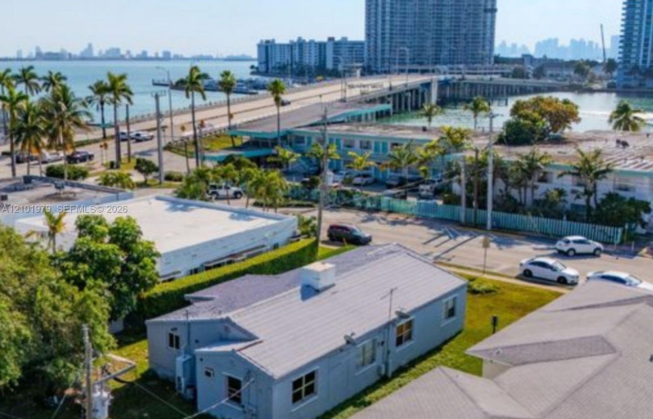 2125 Bay Dr , Miami Beach, FL 33141 Photo