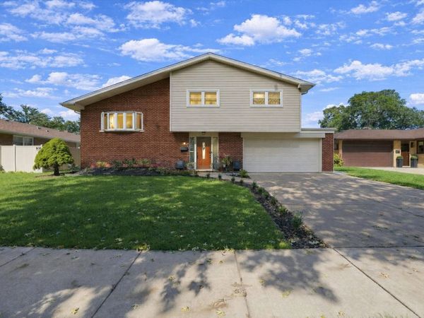 574 W Millers Road, Des Plaines, IL 60016
