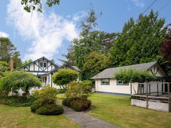 1036 Deal St , Oak Bay, BC V8S 5G5