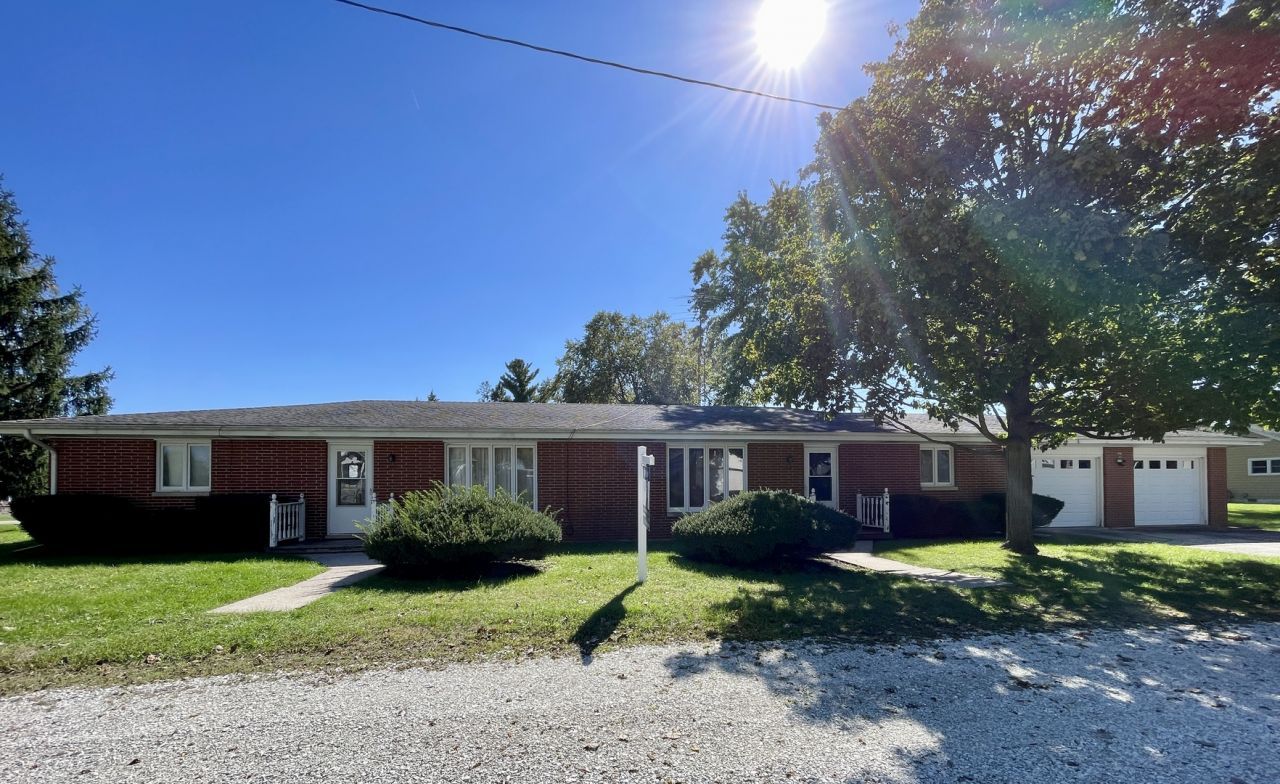 100-102 W Greenwood Street, Grant Park, IL 60940 Main Photo