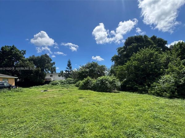 2950 NW 48th , Miami, FL 33142