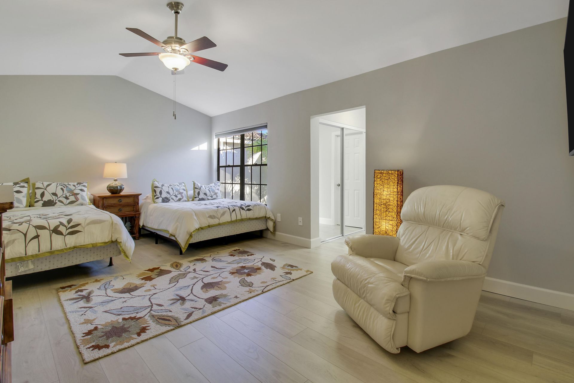 587 Prestwick Circle, Unit 2, Palm Beach Gardens, FL 33418 Photo