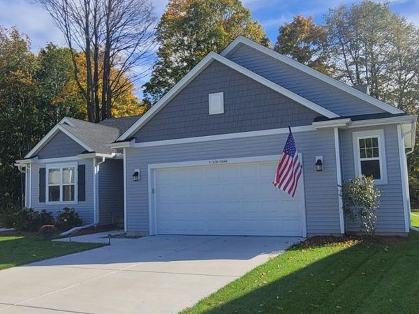 W197N16648 Ridgeway Dr, Jackson, WI 53037