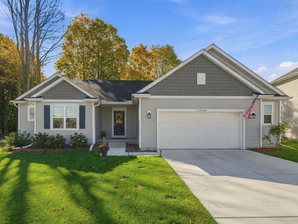 W197N16648 Ridgeway Dr, Jackson, WI 53037