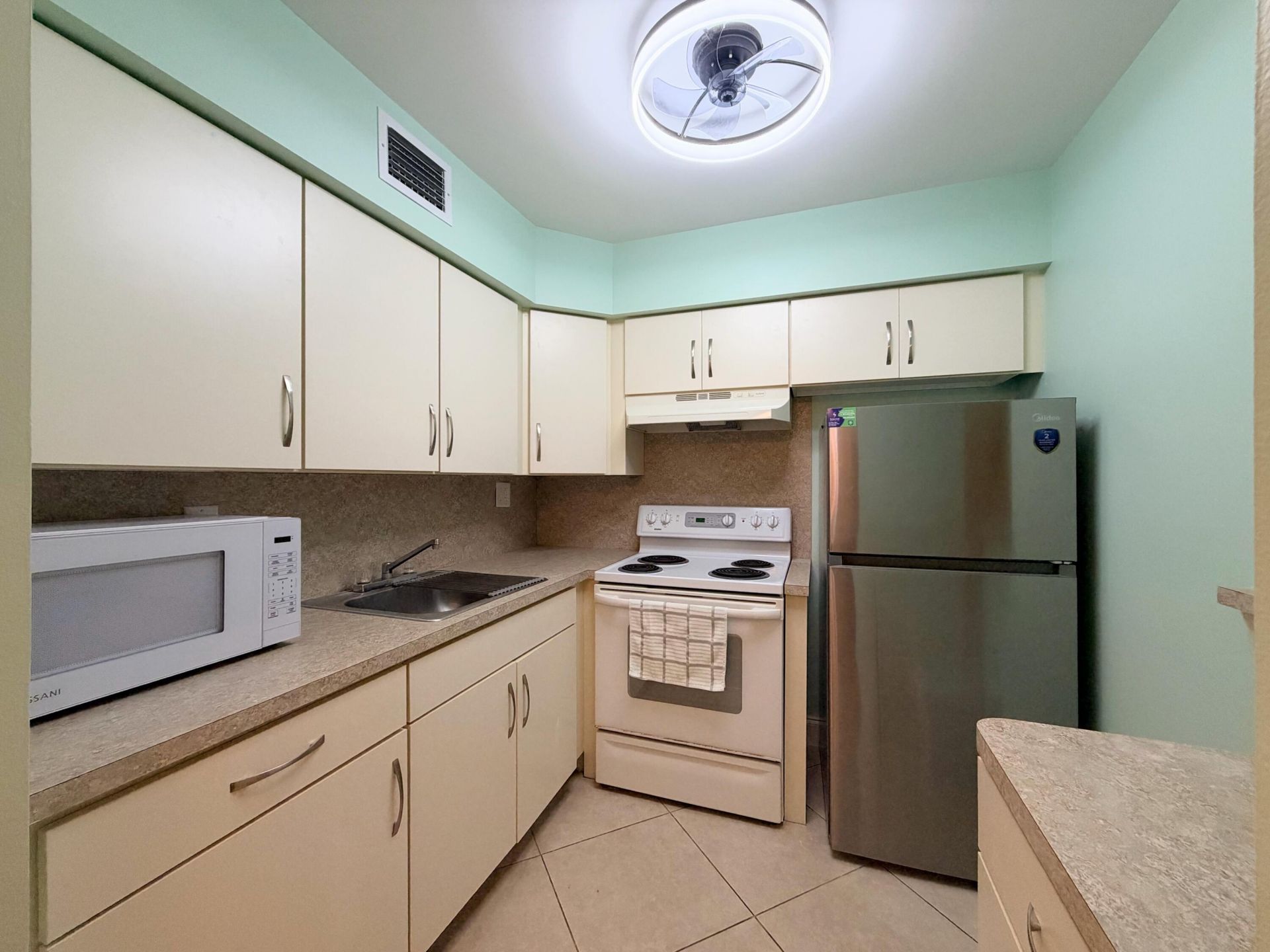 240 Horizons W, Unit 107, Boynton Beach, FL 33435 Photo
