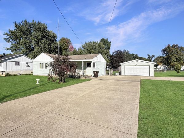 731 N Waddell Avenue , Freeport, IL 61032