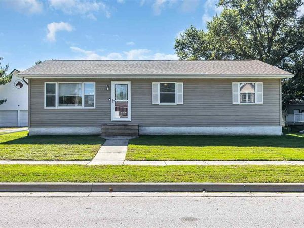 313 E 4th St, Solon, IA 52333