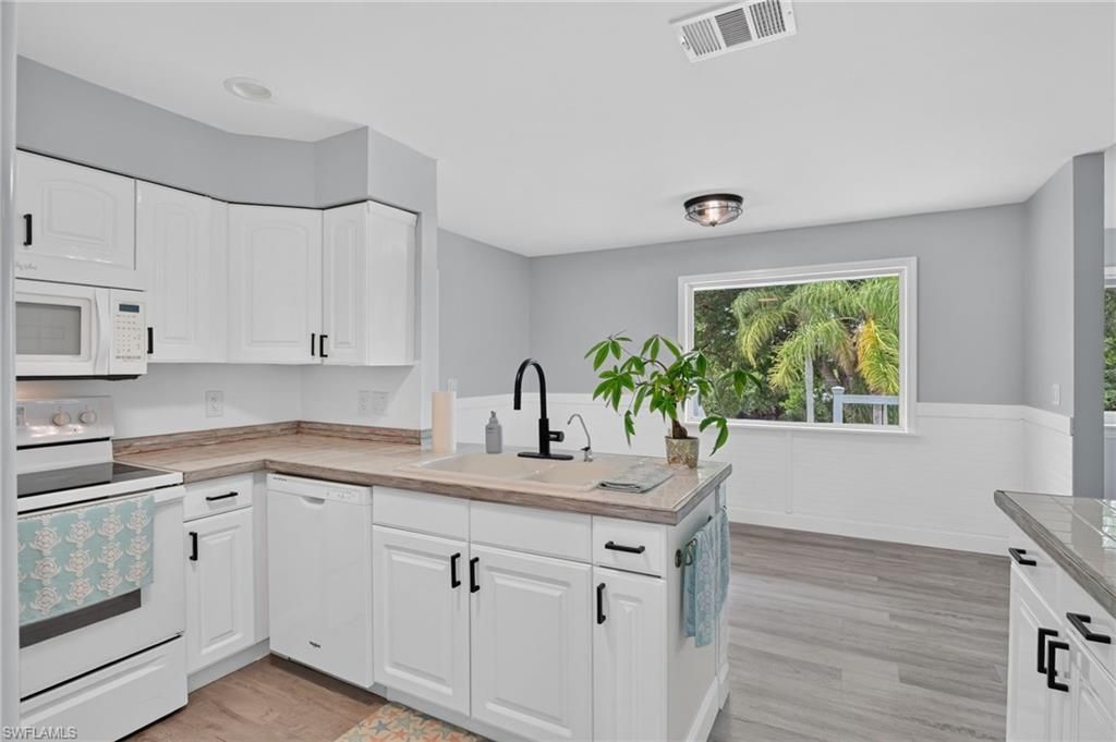 20520 Pine Tree Ln, Estero, FL 33928 Photo