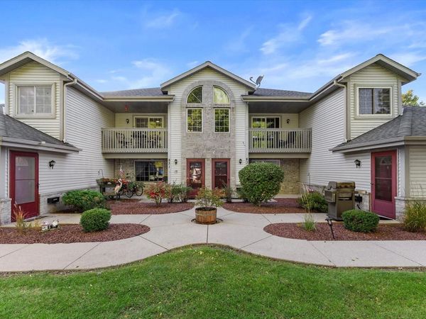 831 Quinlan DRIVE, Unit H, Pewaukee, WI 53072