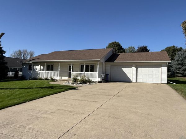 1573 5th Ave SE, Sioux Center, IA 51250