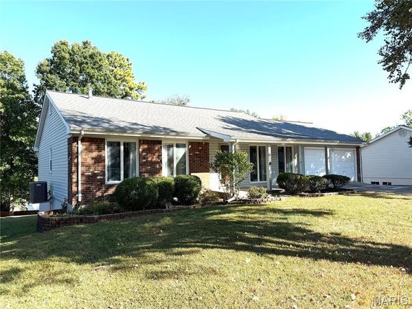 828 Country Heights Court, Manchester, MO 63021