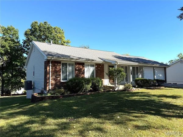 828 Country Heights Court , Manchester, MO 63021